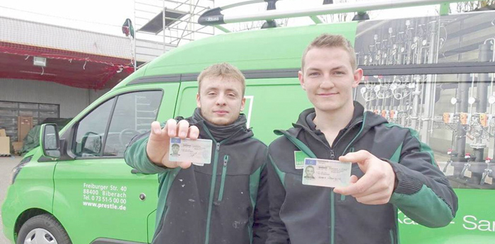 Elias Götz (links) und Elias Dangel machen bei Prestle ihre Ausbildung zum Anlagenmechaniker SHK. Der Betrieb zahlt ihnen den Führerschein. (Bild: Schwäbische Zeitung, Birgit von Laak)